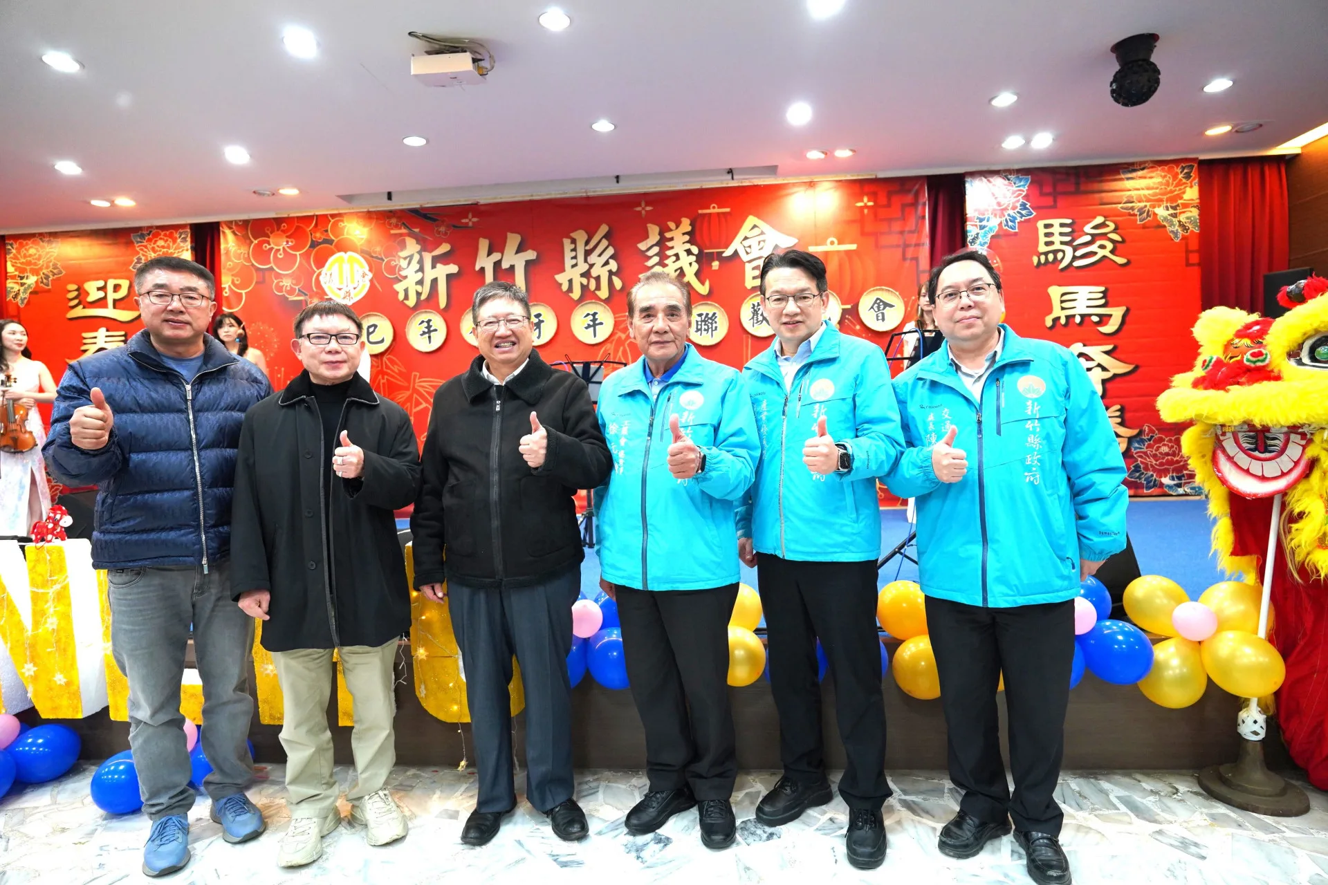 新竹縣長楊文科(左3)宣布人事異動，新增副縣長徐元棟(右3)，副秘書長陳偉志（右2)，產業發展處長陳盈州(右1)。