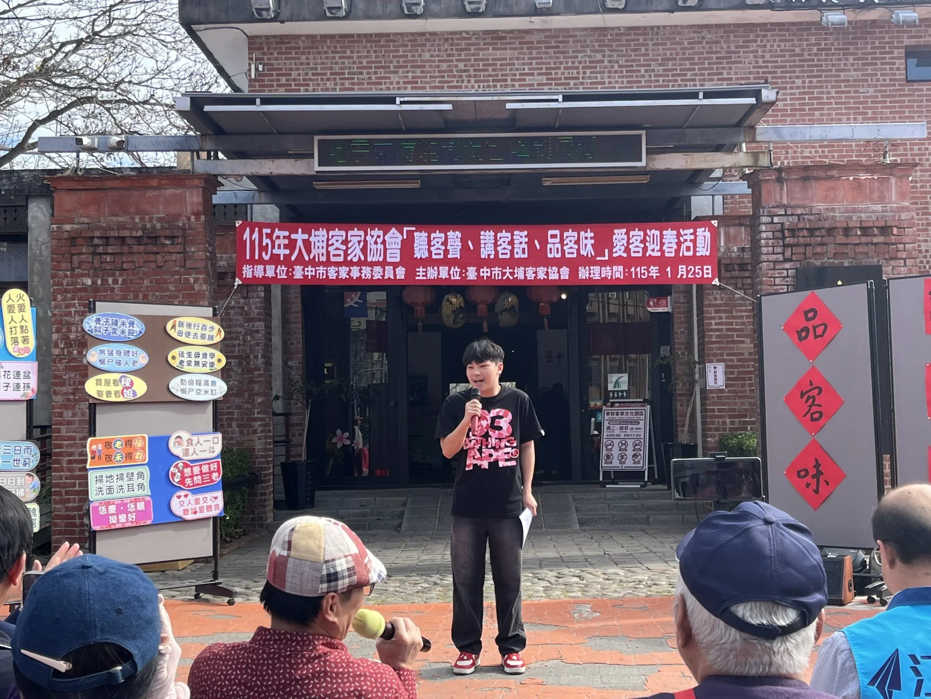 文華高中同學全程用客語分享國外交流經驗。台中市政府提供