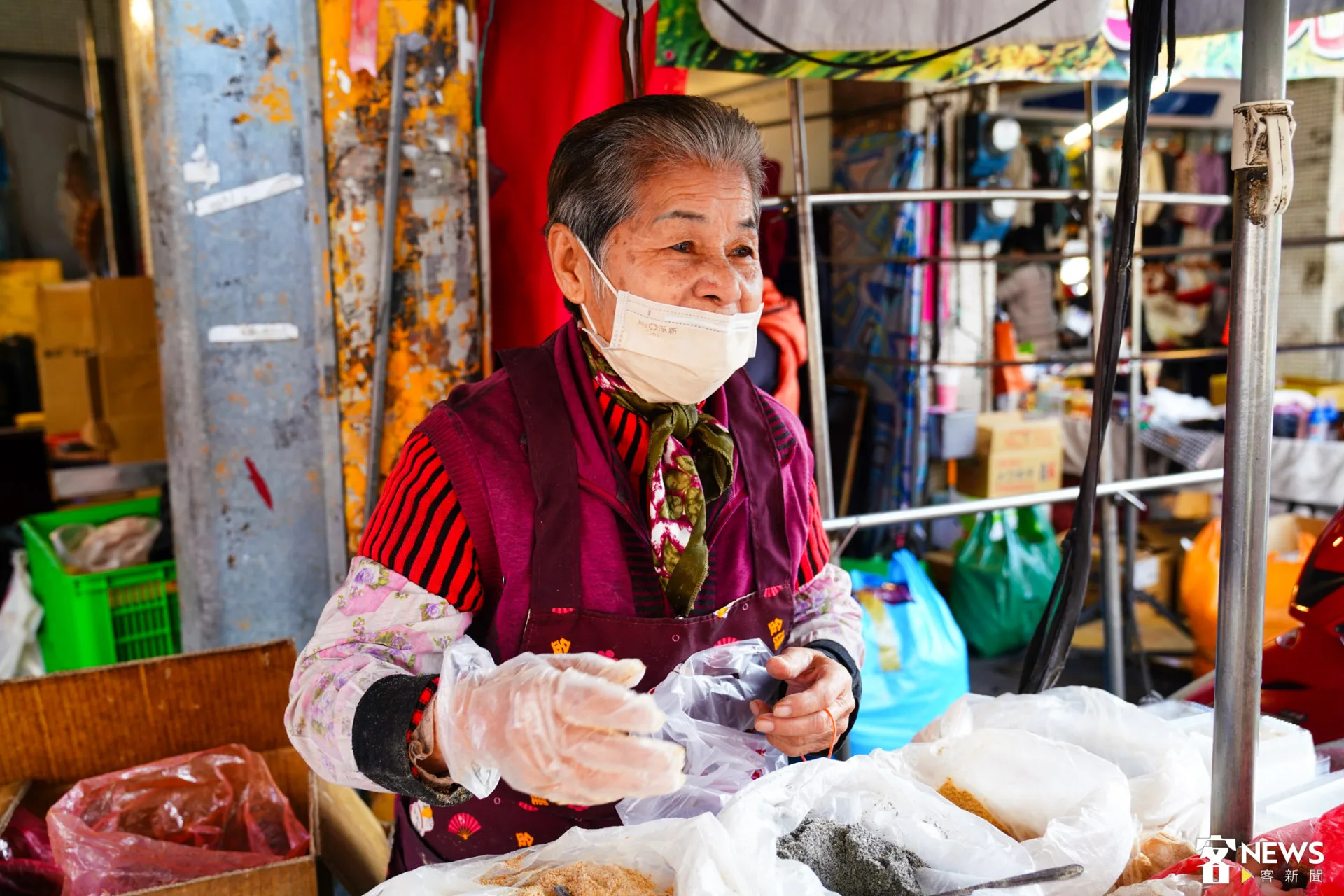 剛開始在市場賣水果25年，如今賣麻糬也過了25年，在這個市場度過半百時光。朱愷元攝