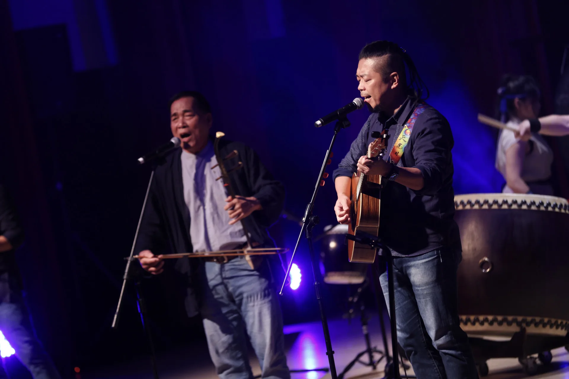 劉榮昌（右）與賴仁政（左）在客鼓銘心共同演出。劉阿昌與打幫你樂團提供