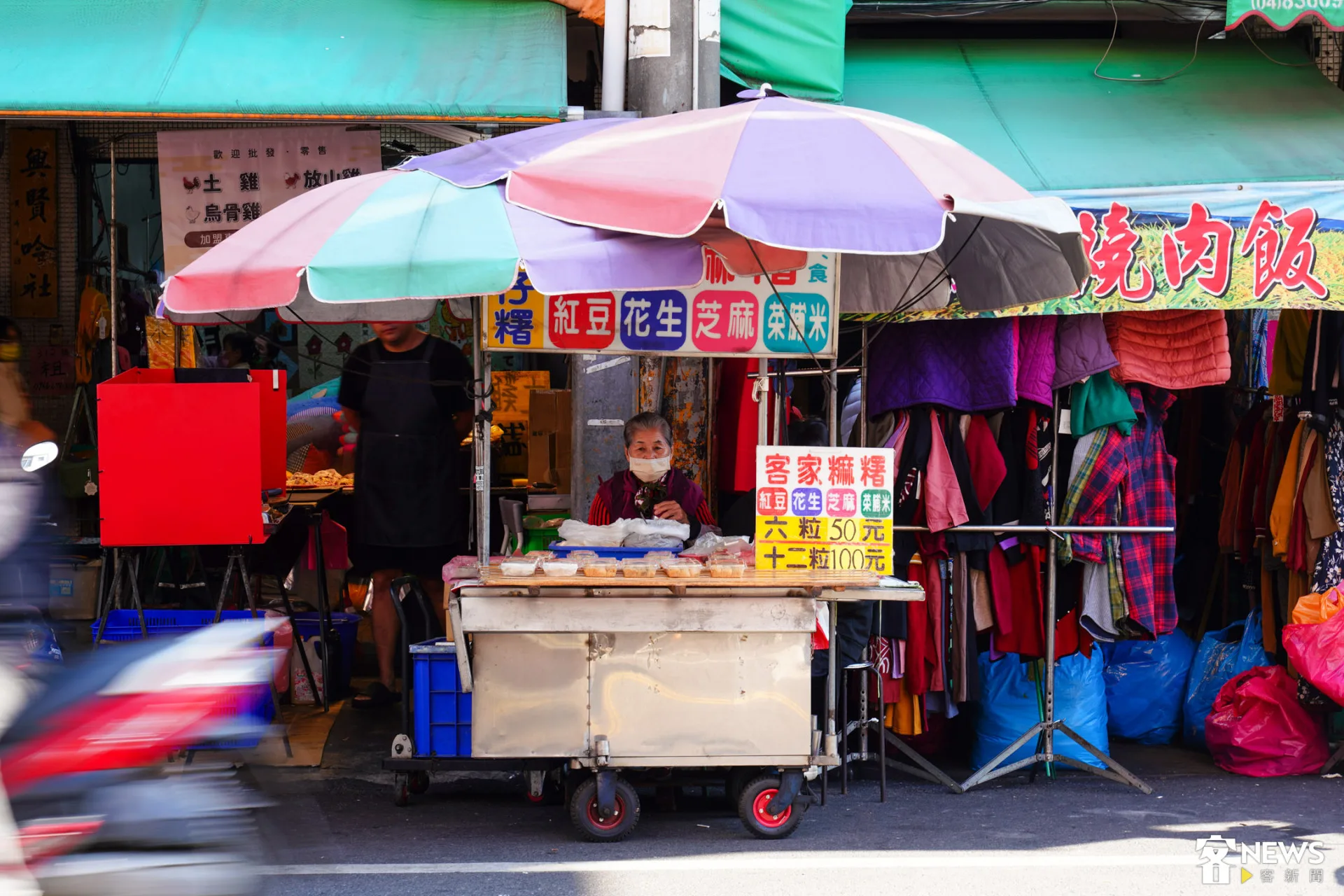 談起工作的辛苦，阿嬤只是輕笑：「做任何工作，沒有一件事輕鬆的，大家都辛苦啦。」、「做佮意就好矣（做喜歡就好了）」阿嬤說。朱愷元攝