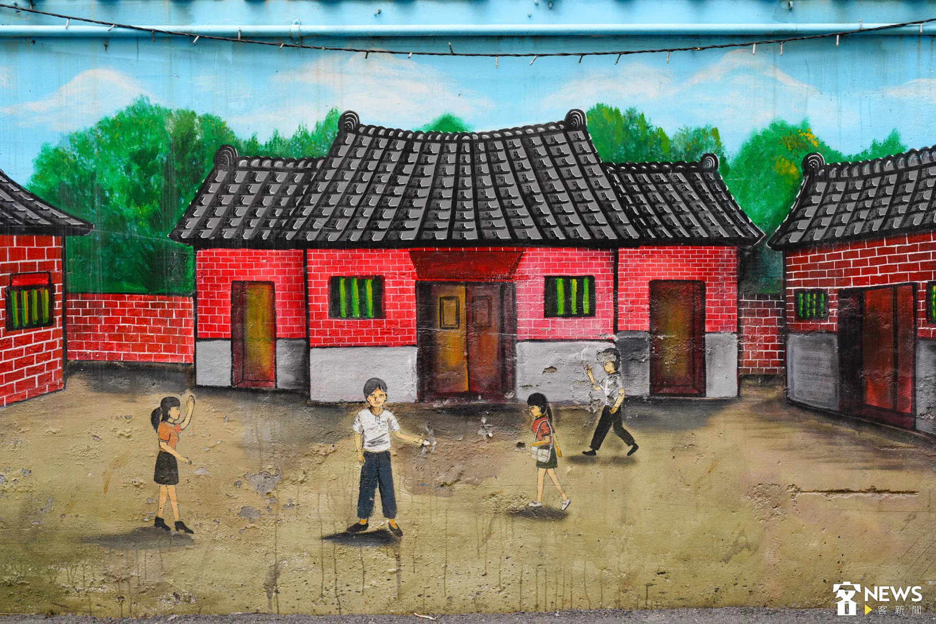 牆上也有畫著客家傳統的三合院、伙房。朱愷元攝