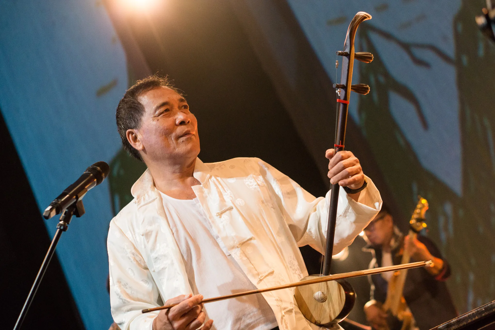 國寶山歌大師賴仁政。圖為賴仁政在2018年行一哩路演唱會演出。劉阿昌與打幫你樂團提供