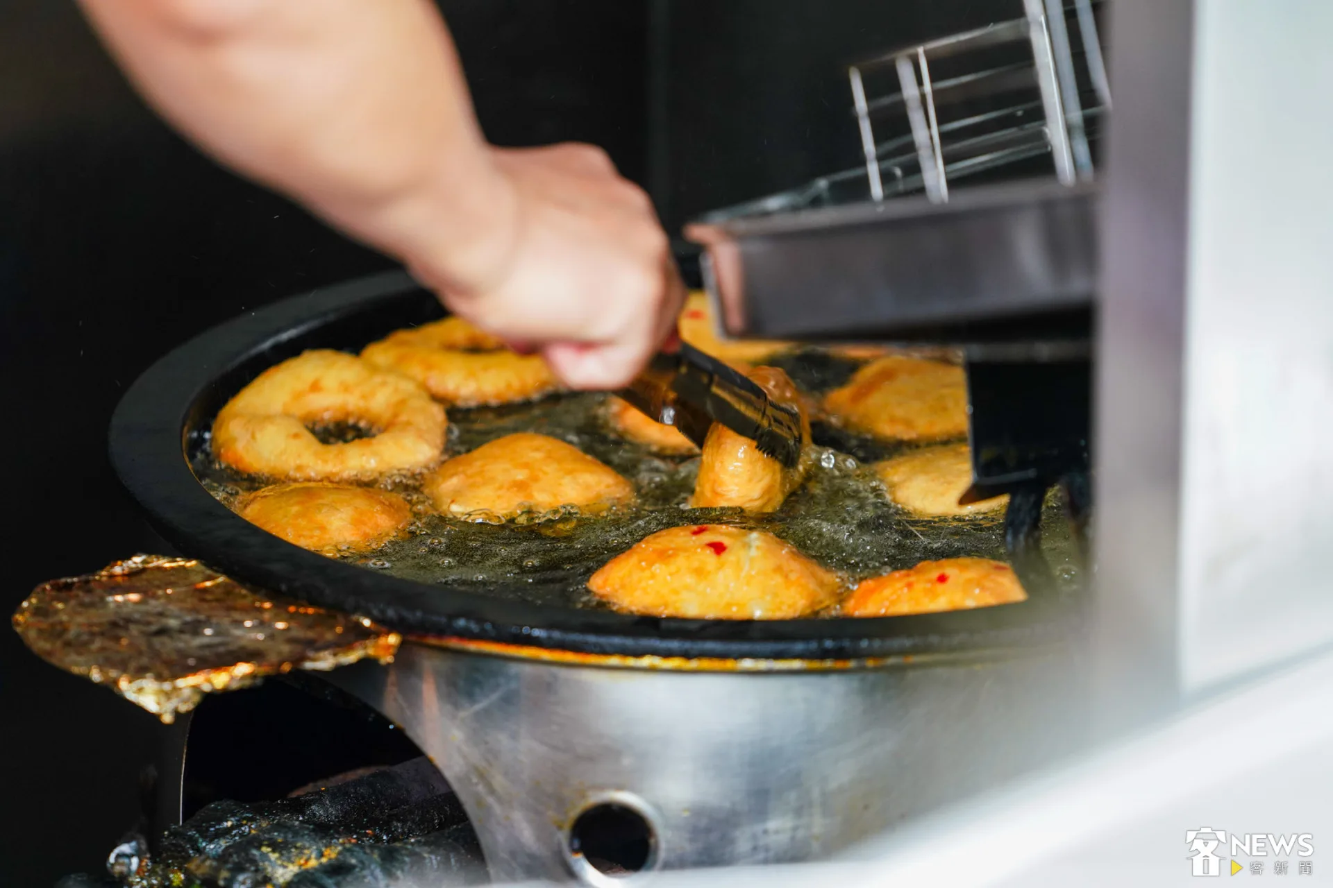 油炸過後的外皮,酥酥脆脆。朱愷元攝