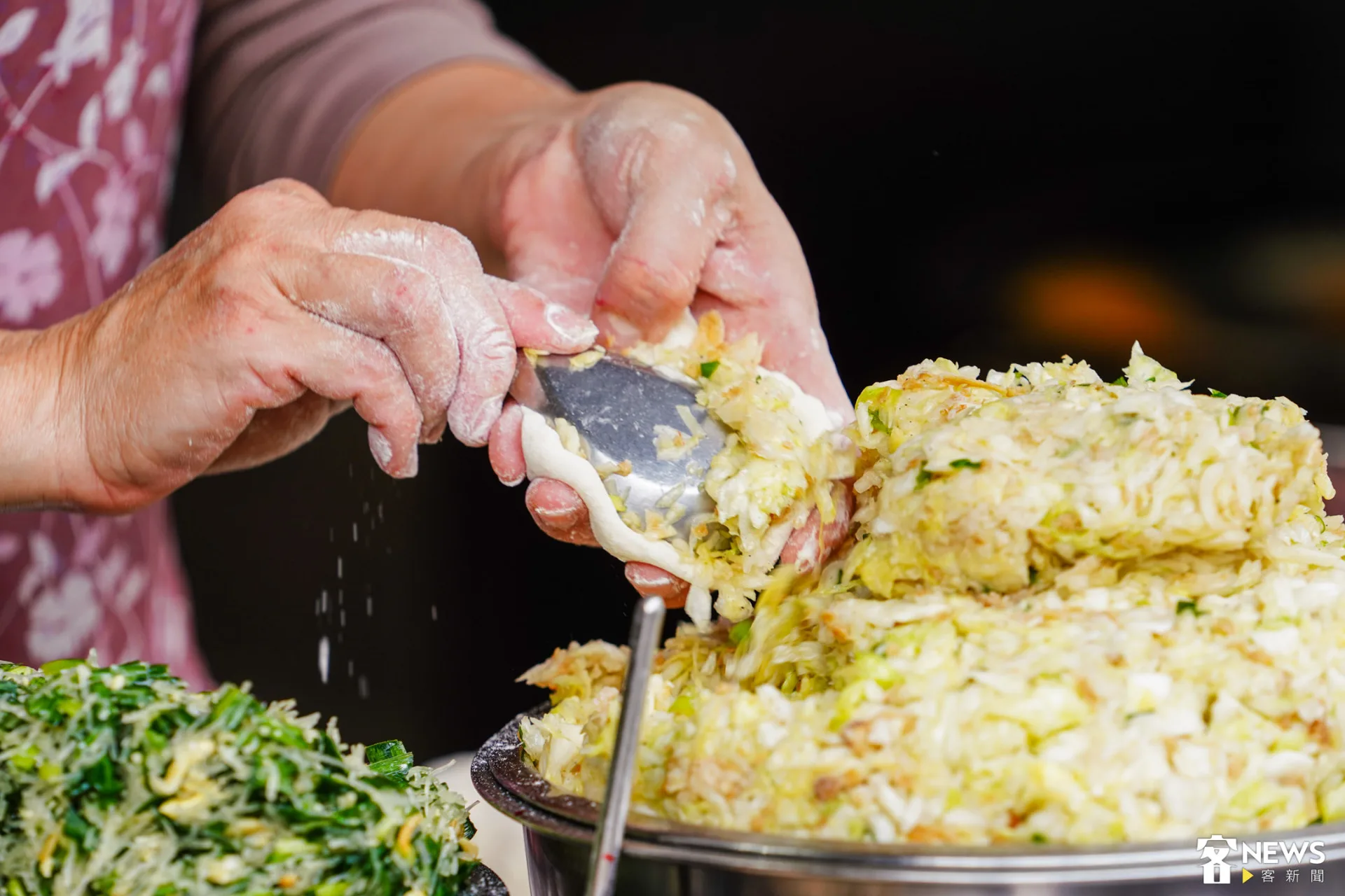 店家毫不吝嗇的加爆高麗菜內餡。朱愷元攝