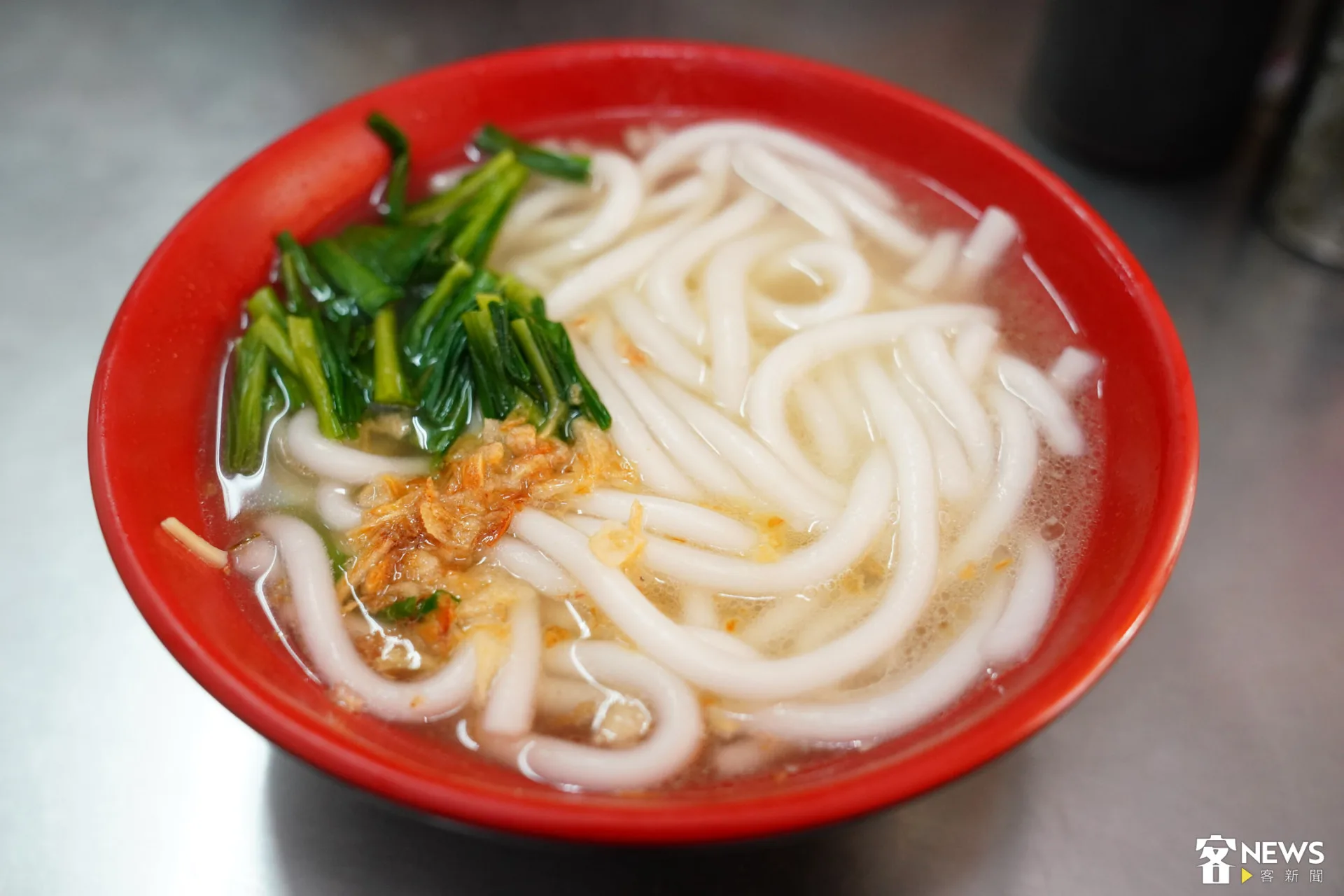 高湯清澈爽口，搭上少許韭菜和油蔥點綴提味。朱愷元攝