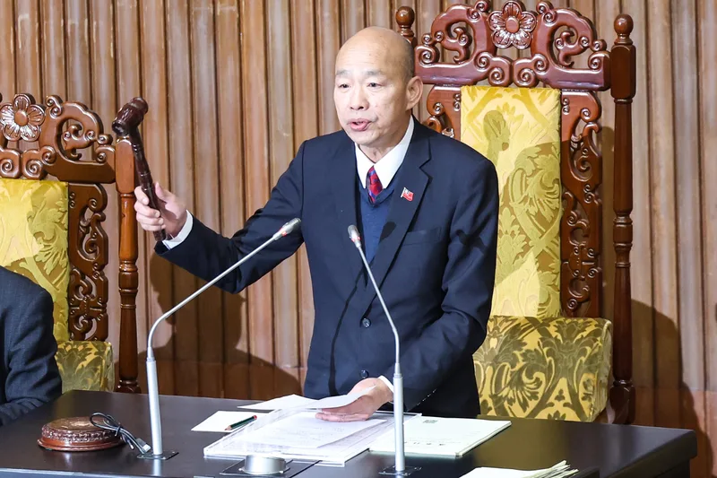 立法院會27日三讀修正通過農民退休儲金條例部分條文，調整農民與主管機關每月提繳金額的比例，將農民負擔比例由現行的5成調降為4成，以減輕農民經濟負擔，也希望提升農民參與農退儲金制度的意願。立法院會三讀後，院長韓國瑜敲槌通過。中央社