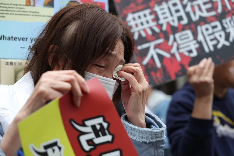 保母姐妹劉彩萱、劉若琳被控虐死剴剴案二審27日宣判上訴駁回維持原判,法院外民團聽到判決後感動拭淚。中央社