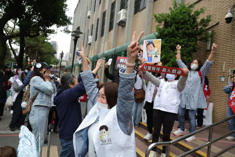 保母姐妹劉彩萱、劉若琳被控虐死剴剴案二審27日宣判上訴駁回維持原判,法院外民團高舉雙手大聲歡呼。中央社