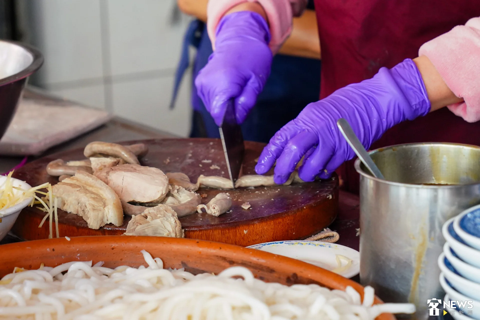 老闆們的手腳十分俐落，切起小菜都是快刀斬亂麻。朱愷元攝