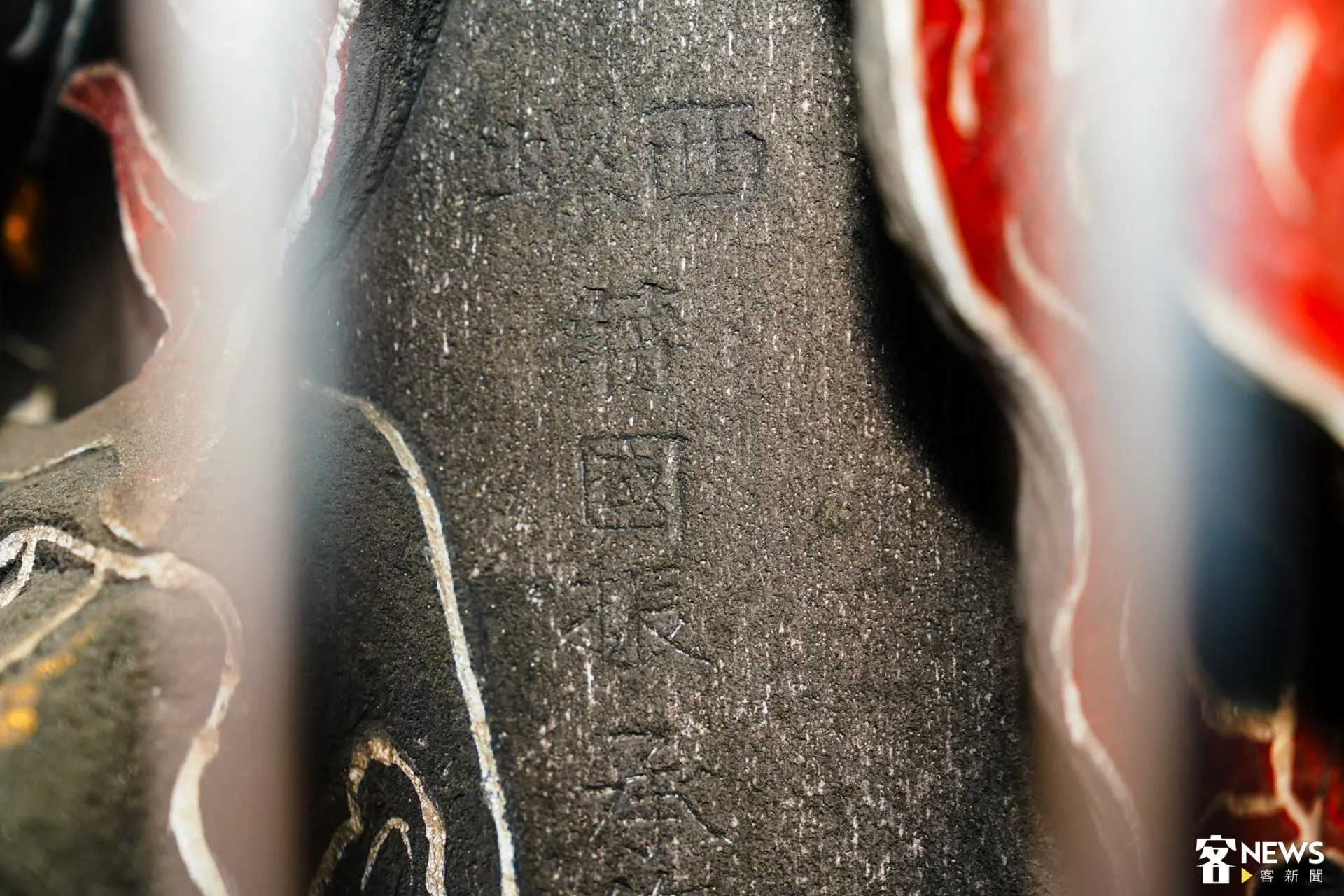 細心的他仍從建築中找尋痕跡，石柱上有淺淺的作者姓名。朱愷元攝