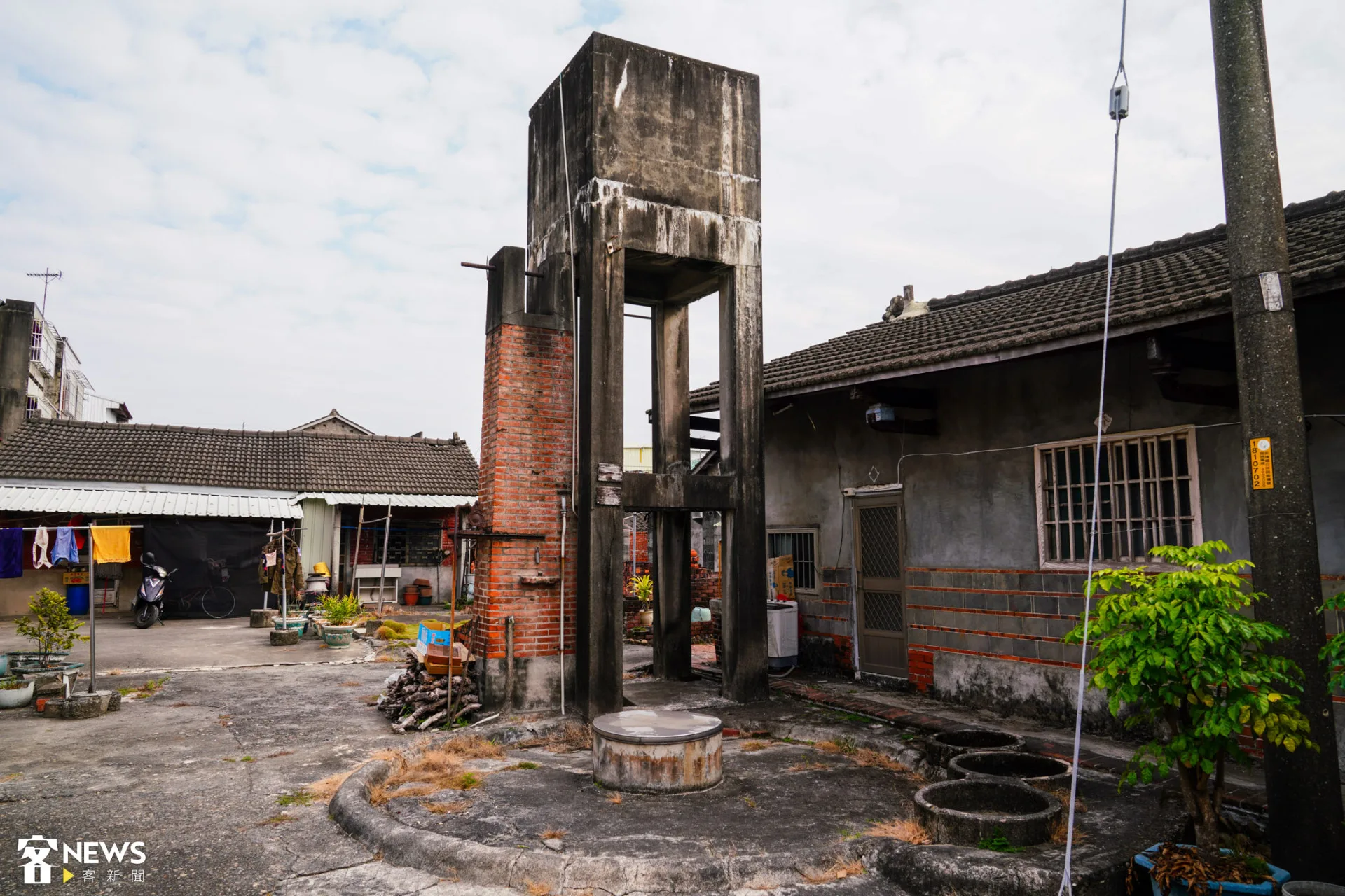 後面甚至有開了一口井,可見當時的人口數有多麼龐大。朱愷元攝