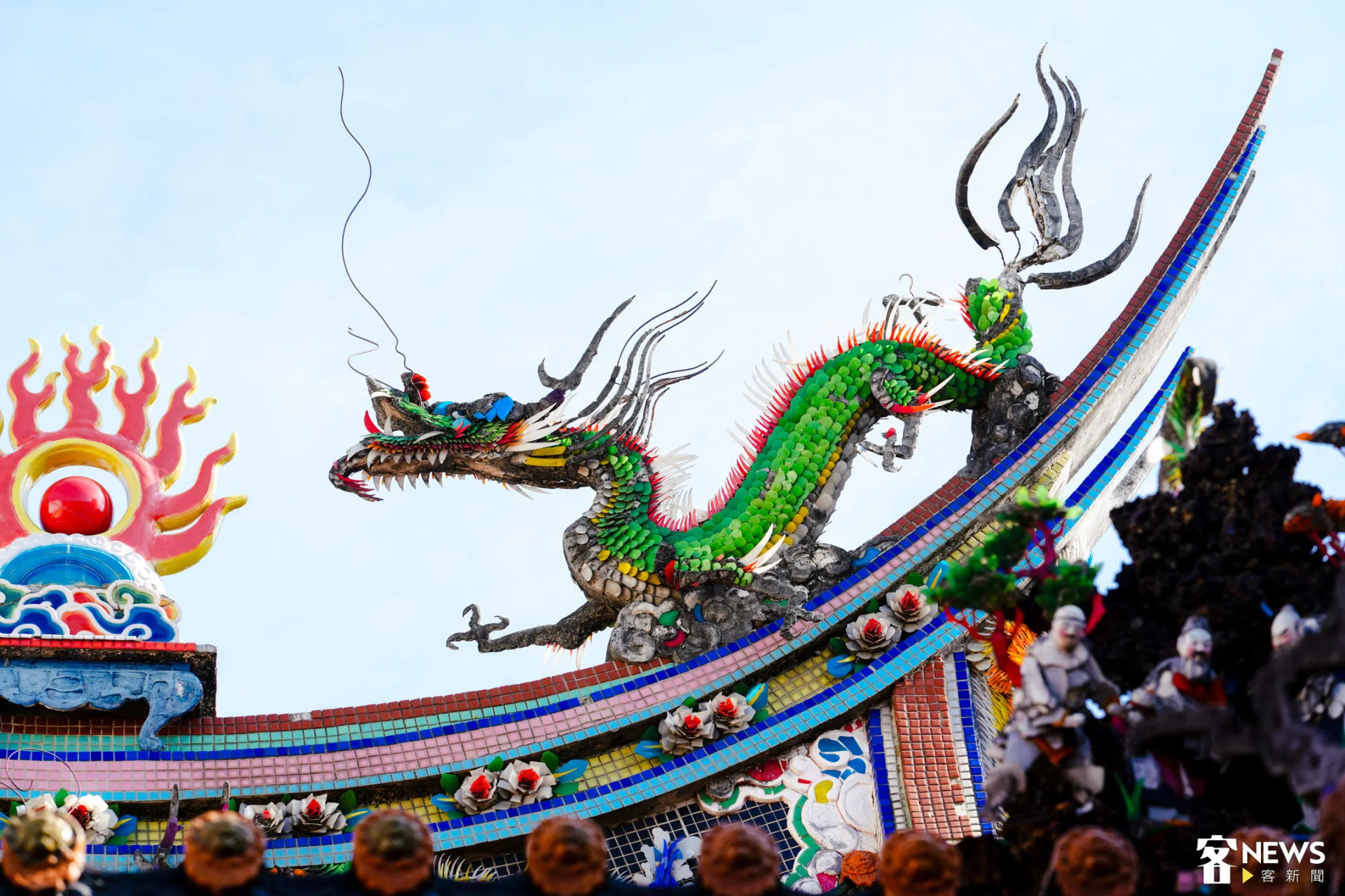 廟宇屋簷的剪黏來自匠師「江清露」之作，出生於彰化永靖的他承襲洪坤福一派風格。朱愷元攝