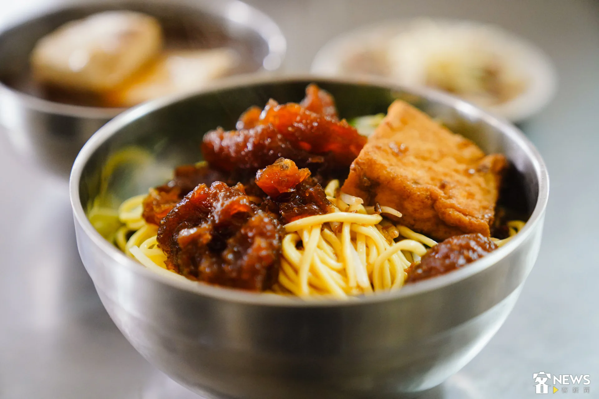 除了爆皮,裡頭的黃麵也別有巧思,麵條有和固定廠商合作,老闆特別要求降低鹼味,再以花生油拌麵以增添香氣。朱愷元攝