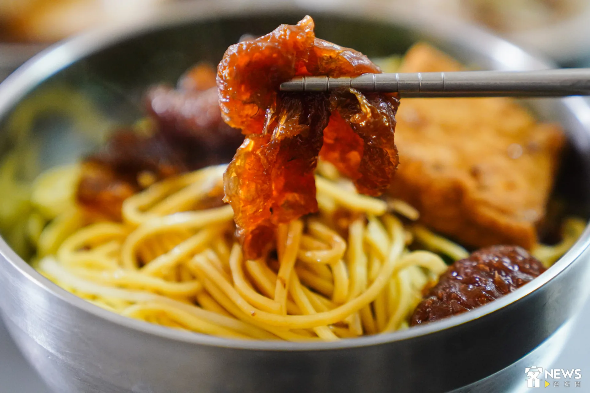 滷爆皮前會先用水燙過,會比較乾淨、不油膩。朱愷元攝