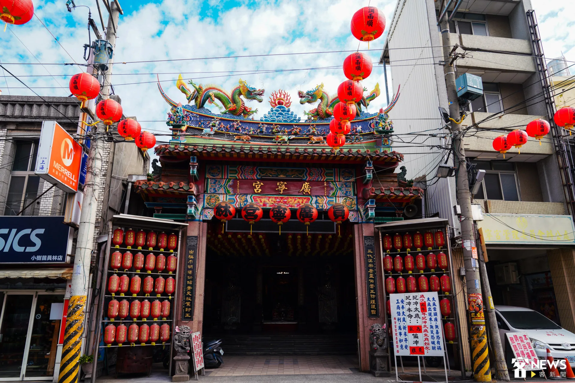離第一市場僅一條街之隔，「廣寧宮」靜靜矗立於市中心。朱愷元攝