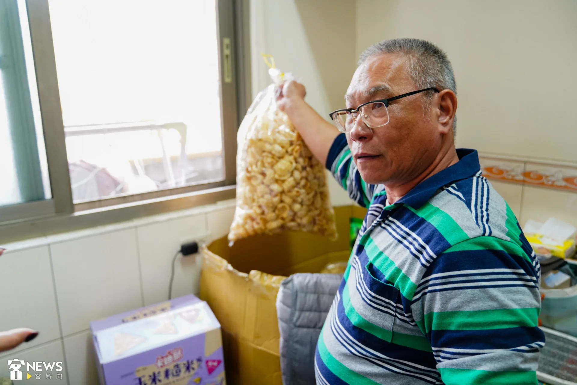 詹老闆和我們分享豬皮「這是剛炸好的樣子,之後加醬油、蔭瓜、紅蔥酥,再加豬油來滷。」朱愷元攝