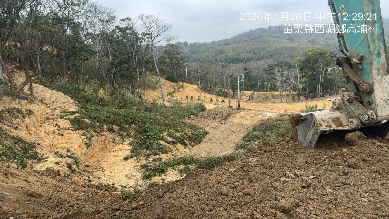 苗栗西湖鄉山坡地遭濫墾並回填「不明土方」，縣政府勒令停工。苗縣府提供