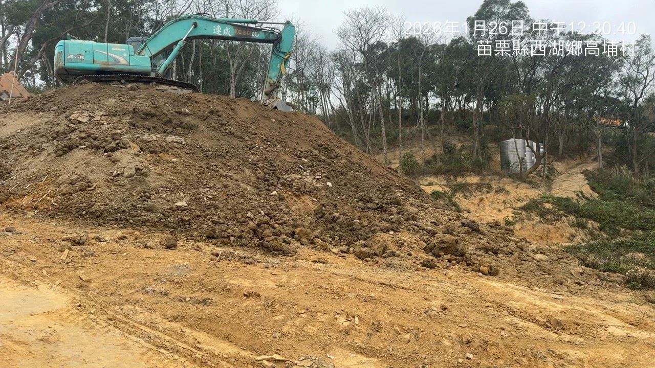 西湖鄉高埔村苗128線旁查獲大規模違規開挖，面積近3公頃，並回填大量來源不明土方。苗縣府提供