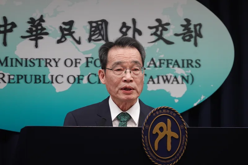 外交部27日舉行例行記者會，由領務局長鄭正勇進行業務簡報，分享旅安資訊。中央社