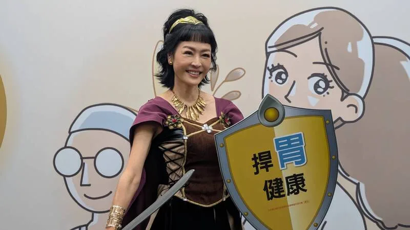 藝人唐玲打扮成「捍胃戰士」分享自己罹胃癌經驗。中央社提供