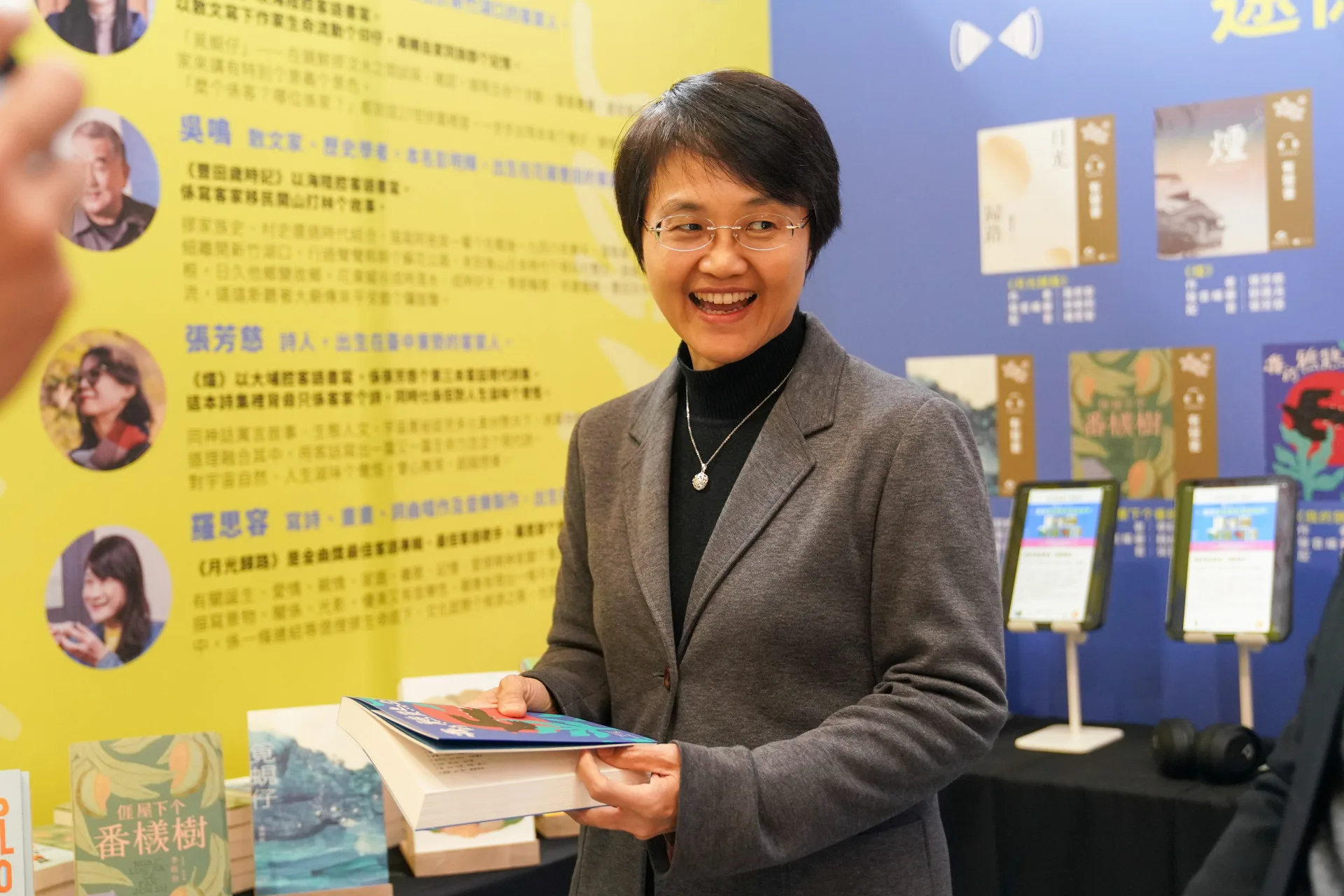 古秀妃拿起甘耀明《我的鴉鵲公主》試閱。李台源攝