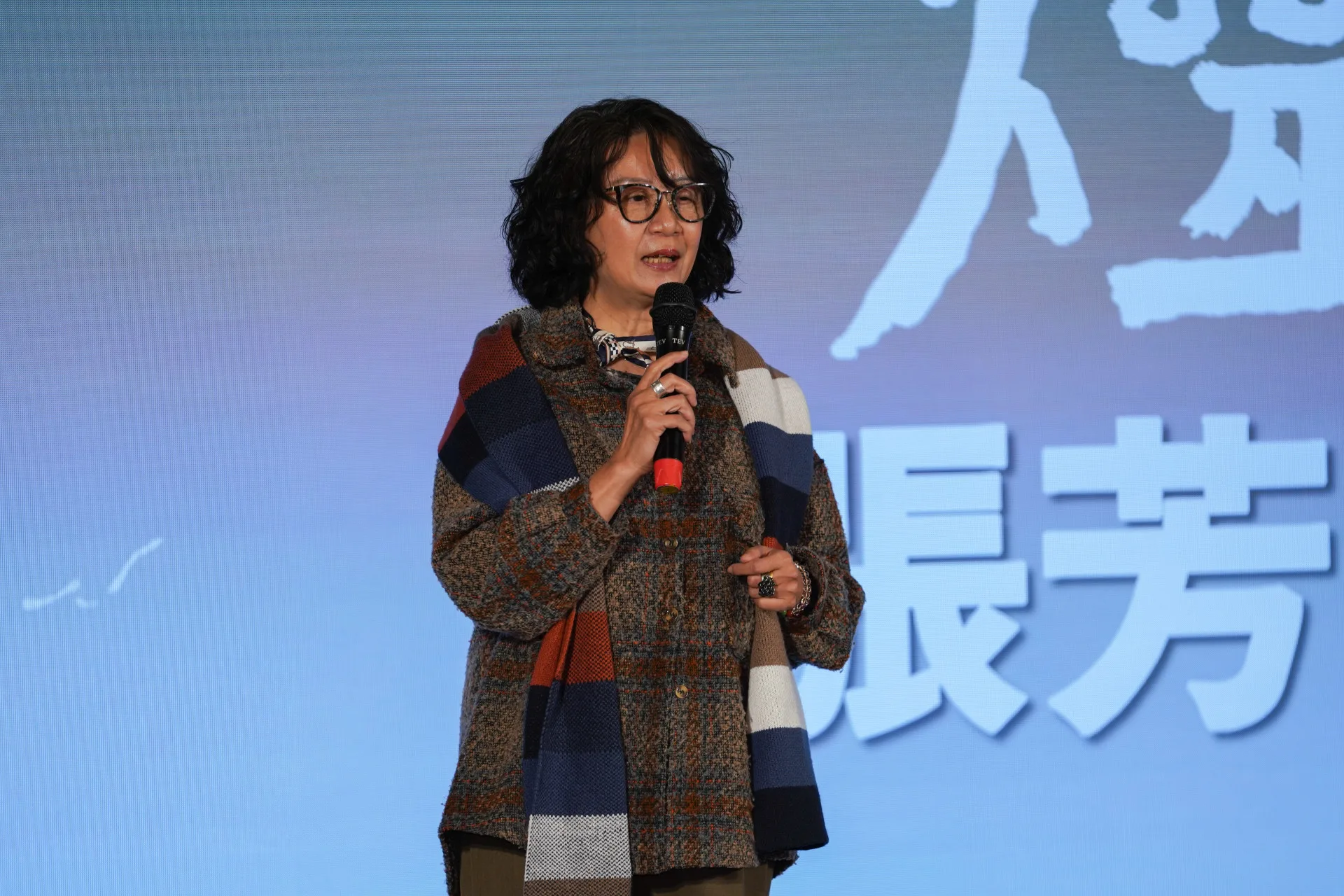 張芳慈說，文學不是一點火就好，要一直加柴火，感謝客委會與鏡文學的支持。李台源攝