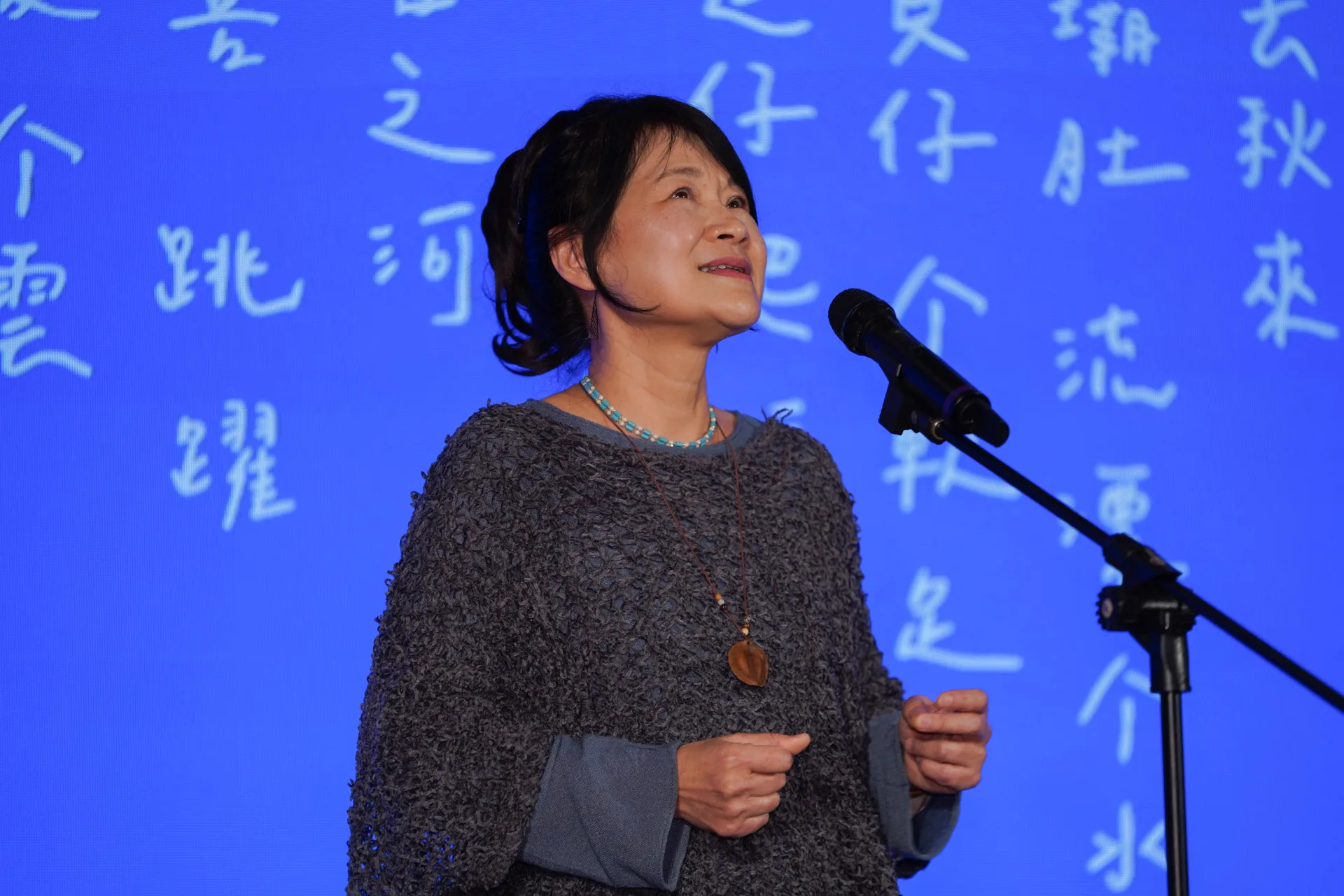 羅思容在今天記者會現場，以音樂演唱的方式呈現客語詩。李台源