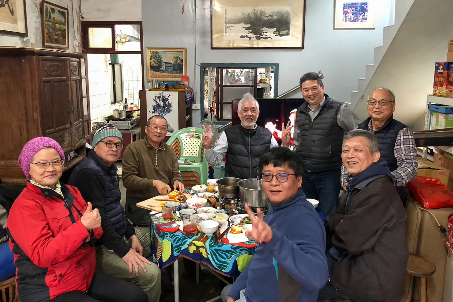 2023在大河底論壇喝春酒。面對鏡頭雙手比V的是陳文和。苗栗三灣，楊國鑫提供。