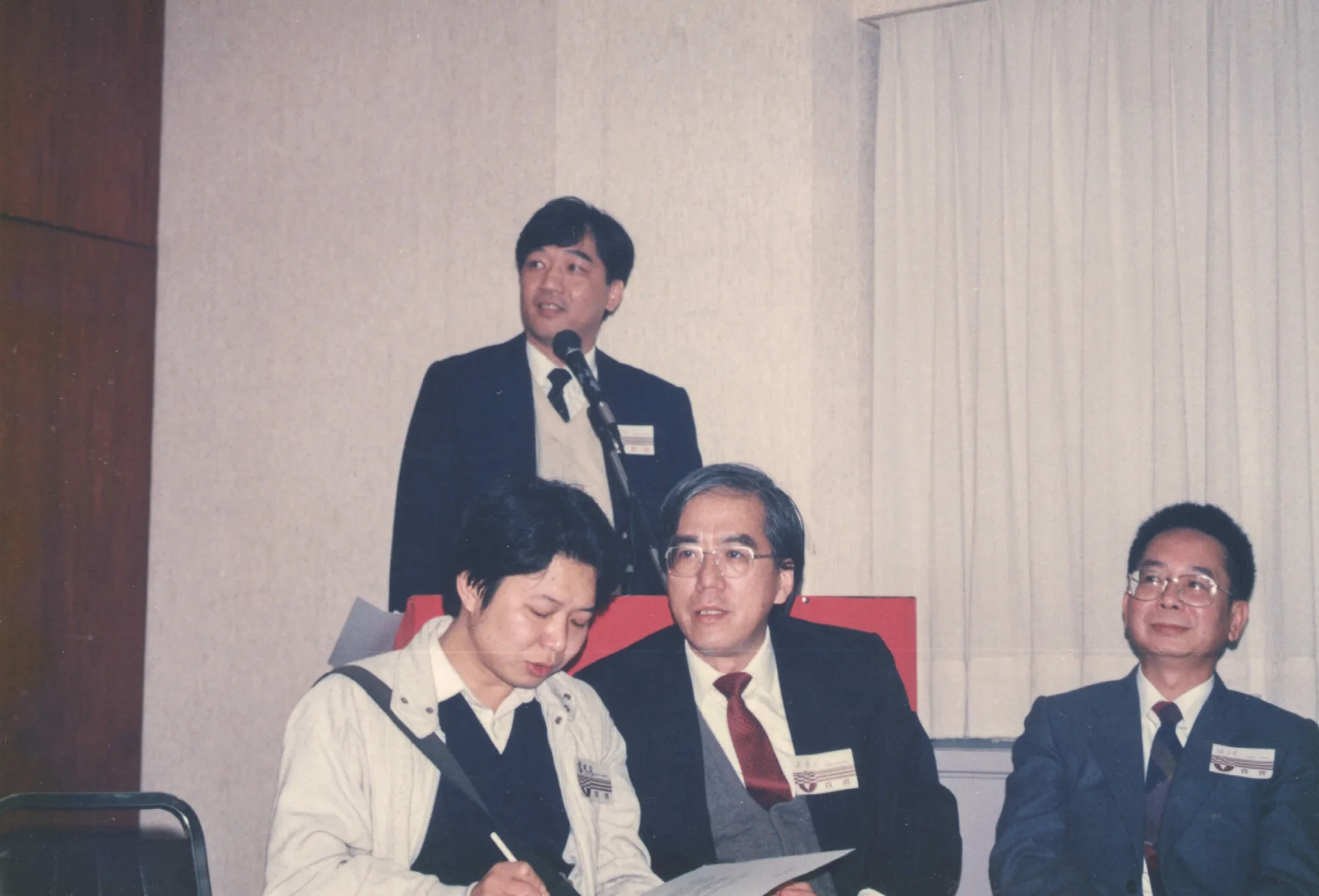 我們成立了台灣客家公共事務協會，成立大會當天陳文和（站立者）擔任司儀。1990，台北，楊國鑫攝