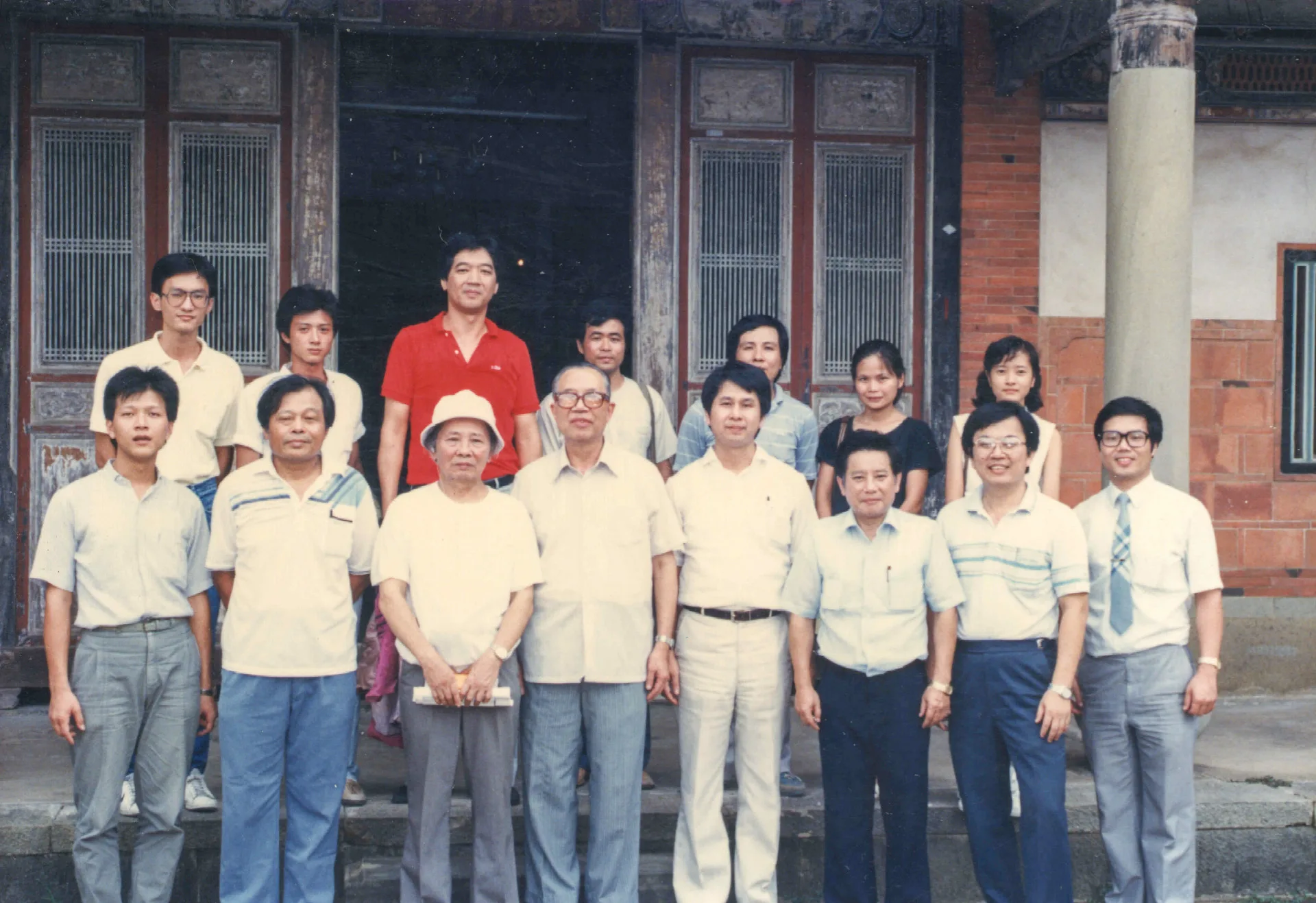 客家夏令活動文化之旅，我們來到新埔的陳家祠堂，這是陳文和（後排左三）家族的祠堂。1988，新埔，楊國鑫攝