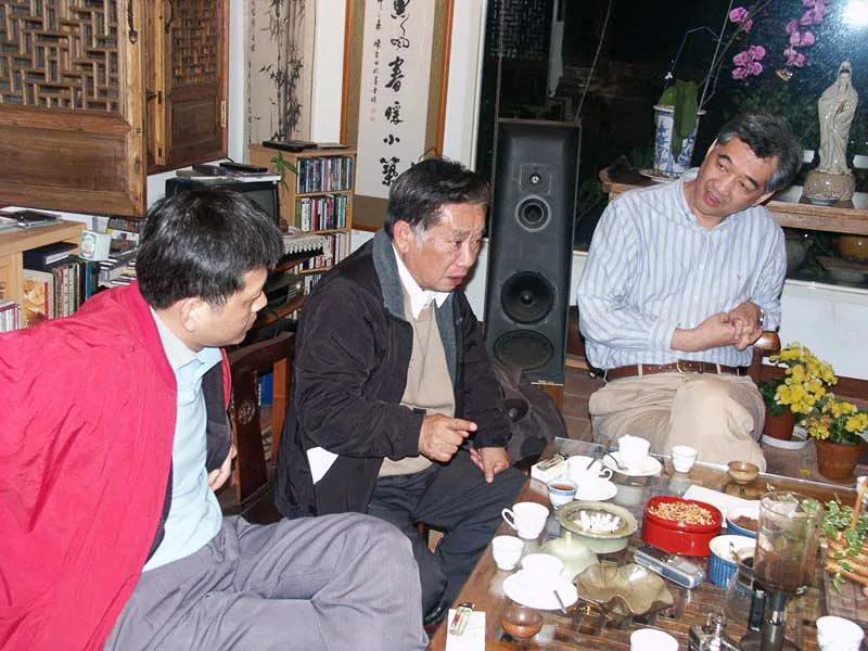 在彭元岐老師家談國家大事，楊國鑫（左）、林柏燕（中）、陳文和（右）。2000，新埔，楊國鑫提供