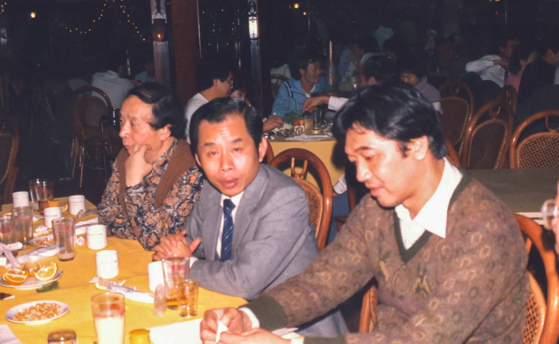 三台雜誌、客家風雲雜誌與台北市中原客家崇正會等三個單位的幹部齊聚台北討論國家大事。台大教授劉福增（左）、陳石山律師（中）、陳文和（右）。1988，台北，楊國鑫攝。