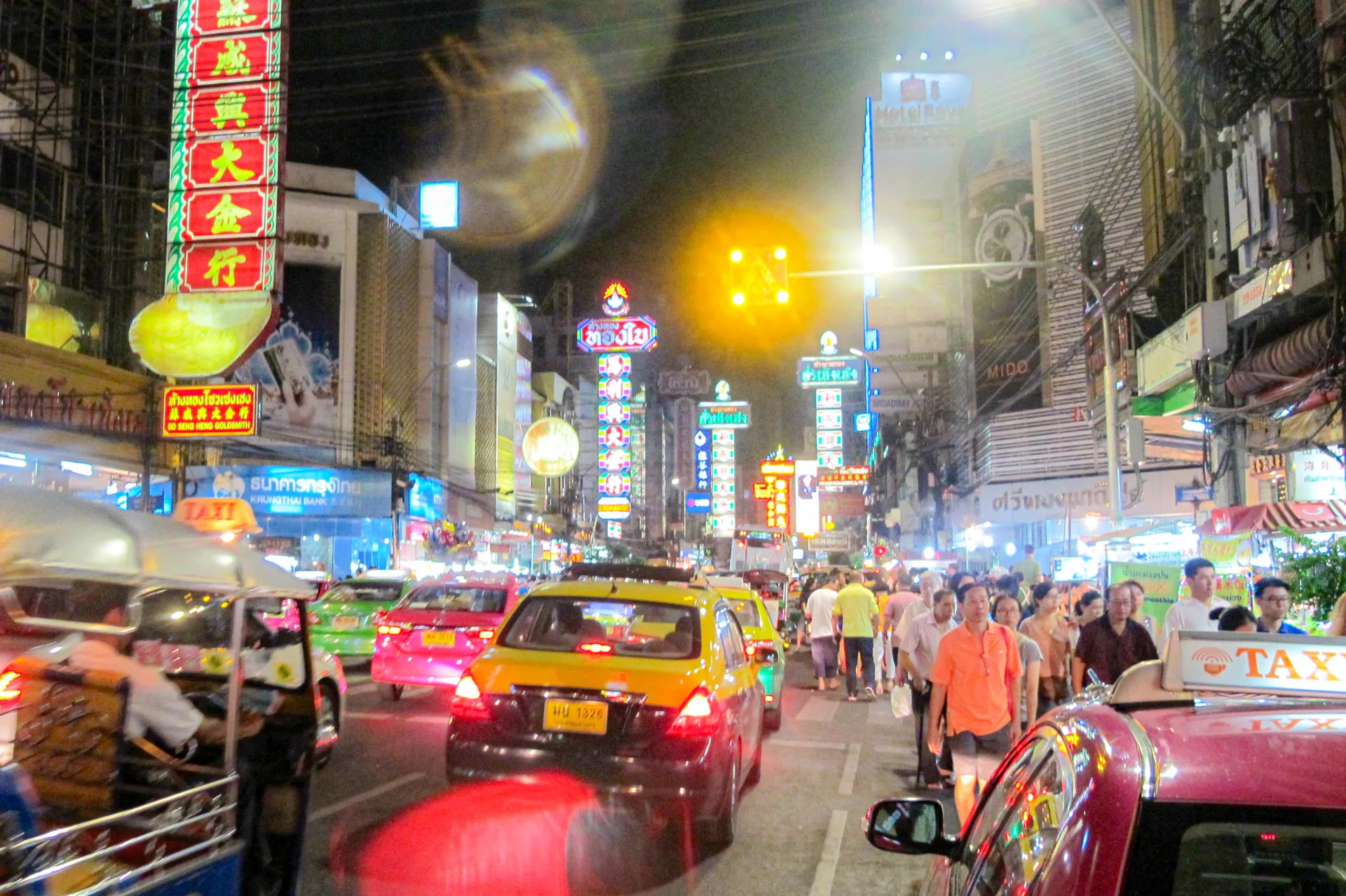 1860年汕頭港開埠後，有商船行駛汕頭到曼谷，吸引大量潮汕人到泰國曼谷發展，致泰國華僑潮汕人最多，客家人次之，圖為曼谷唐人街耀華力繁華夜景。何來美攝