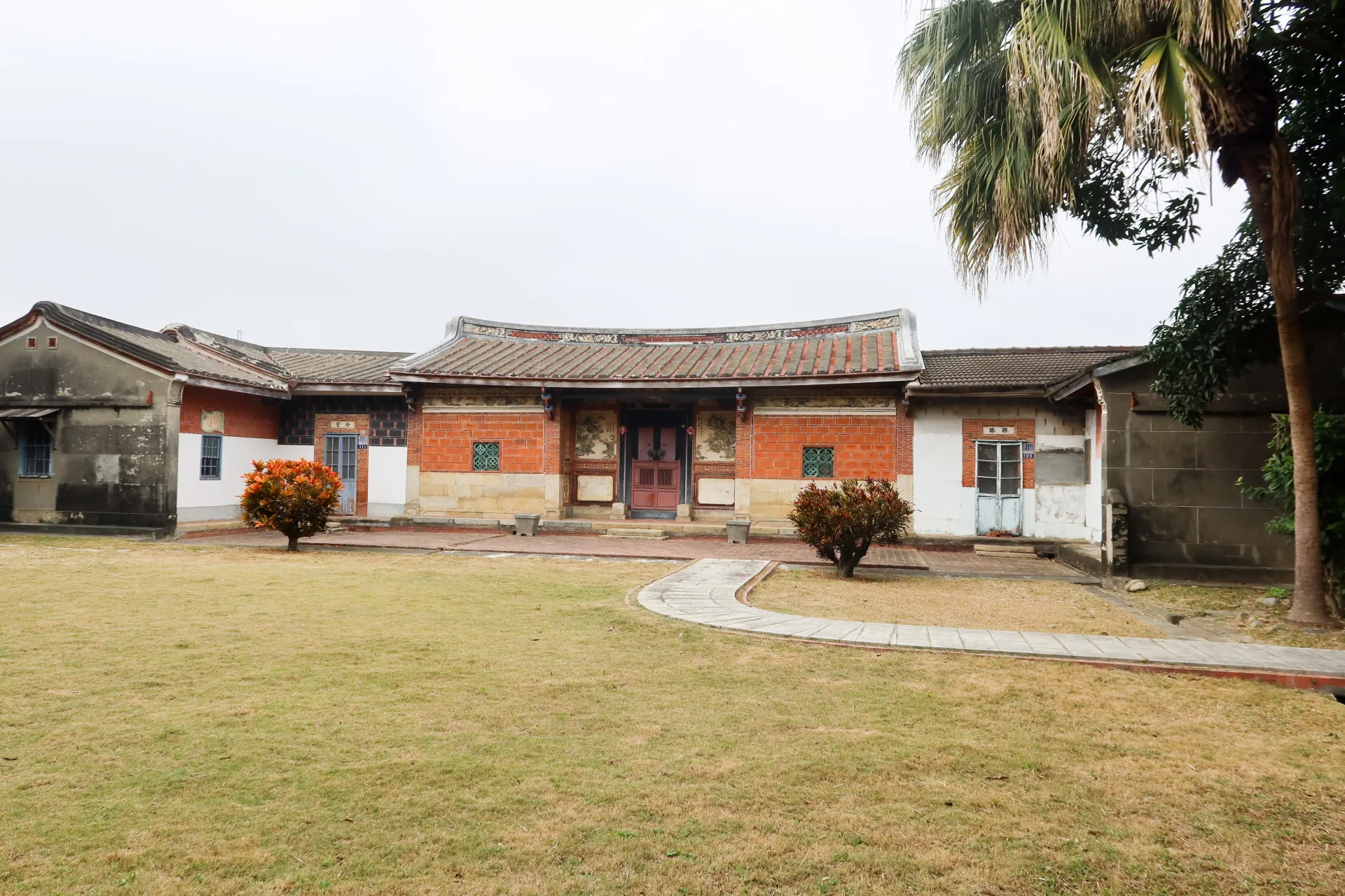 神岡「筱雲山莊」落成於1866年，是詔安客後裔所建，受閩南文化影響，建築工藝融合客閩特色。何來美攝