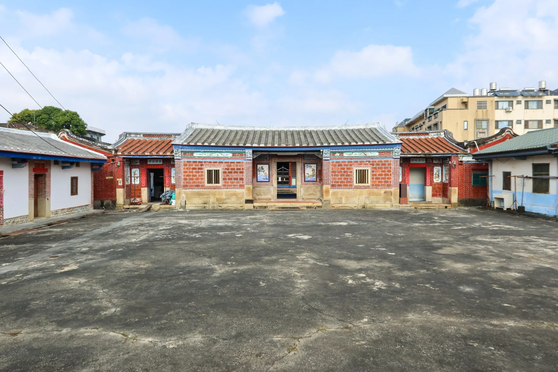 豐原「萬選居」落成於1873年，大埔客後裔所建，受閩南文化影響，建築工藝融合客閩特色。何來美攝