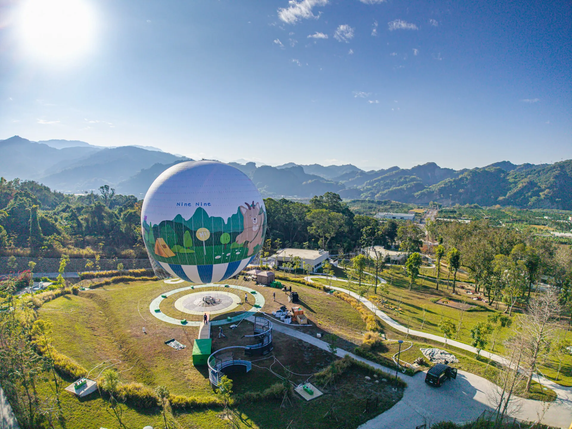 南投縣九九峰氦氣球樂園引進最新型繫留式氦氣球，今天（29日）上午氦氣球成形並進行各項測試。南投縣政府提供