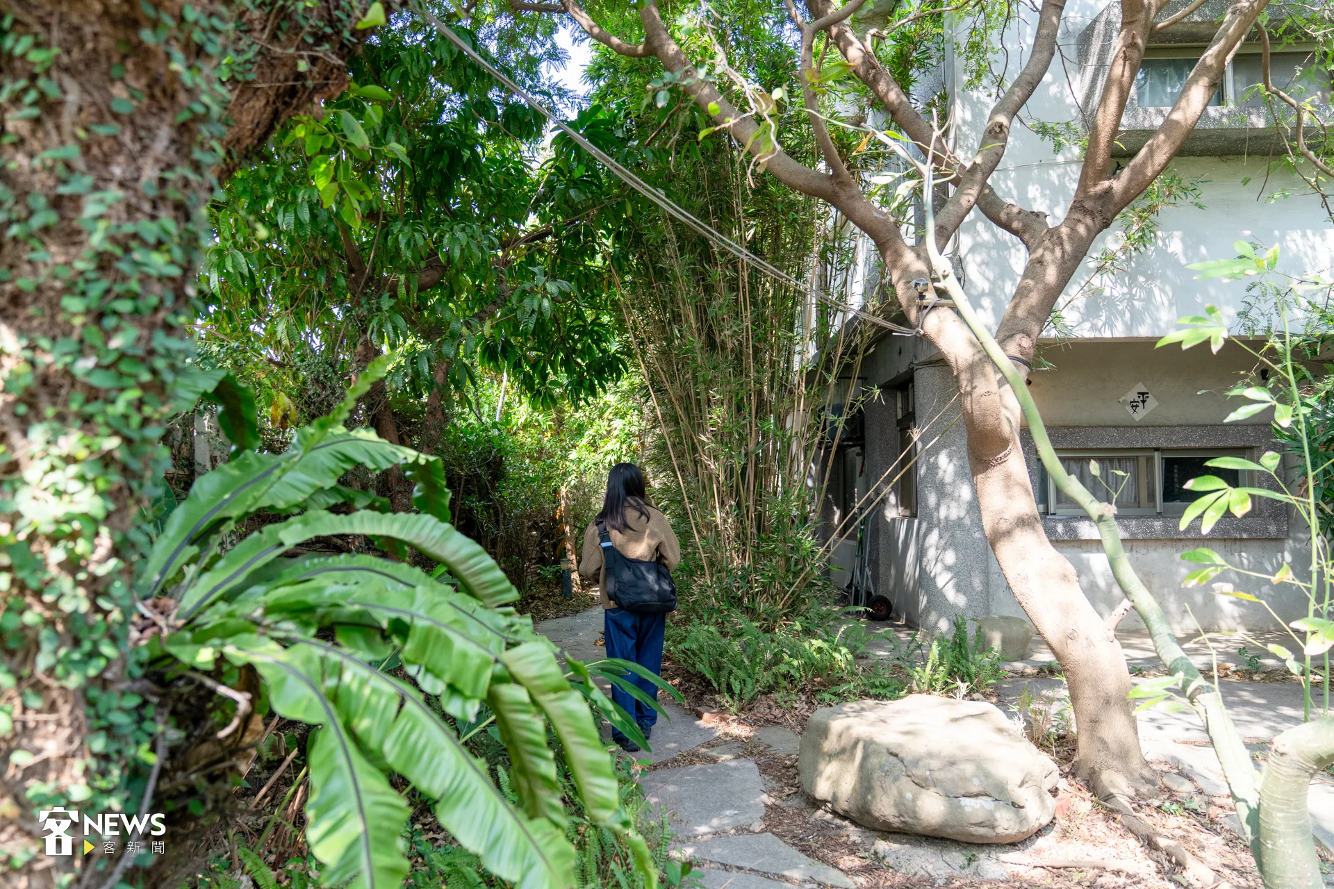 草木叢生的庭院彷彿踏入城市中的世外桃源。洪藝晅攝