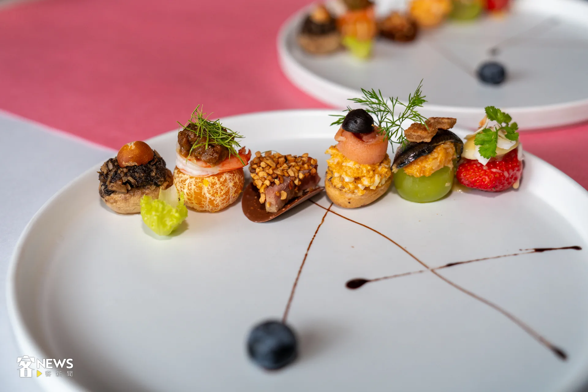 水果冷盤由松露洋菇、香草蝦仁砂糖橘、燻鮭魚培根麵包、花生巧克力櫻桃鴨、鯷魚葡萄肉桂餅、辣椒草莓椰子酥等依序排列。洪藝晅攝