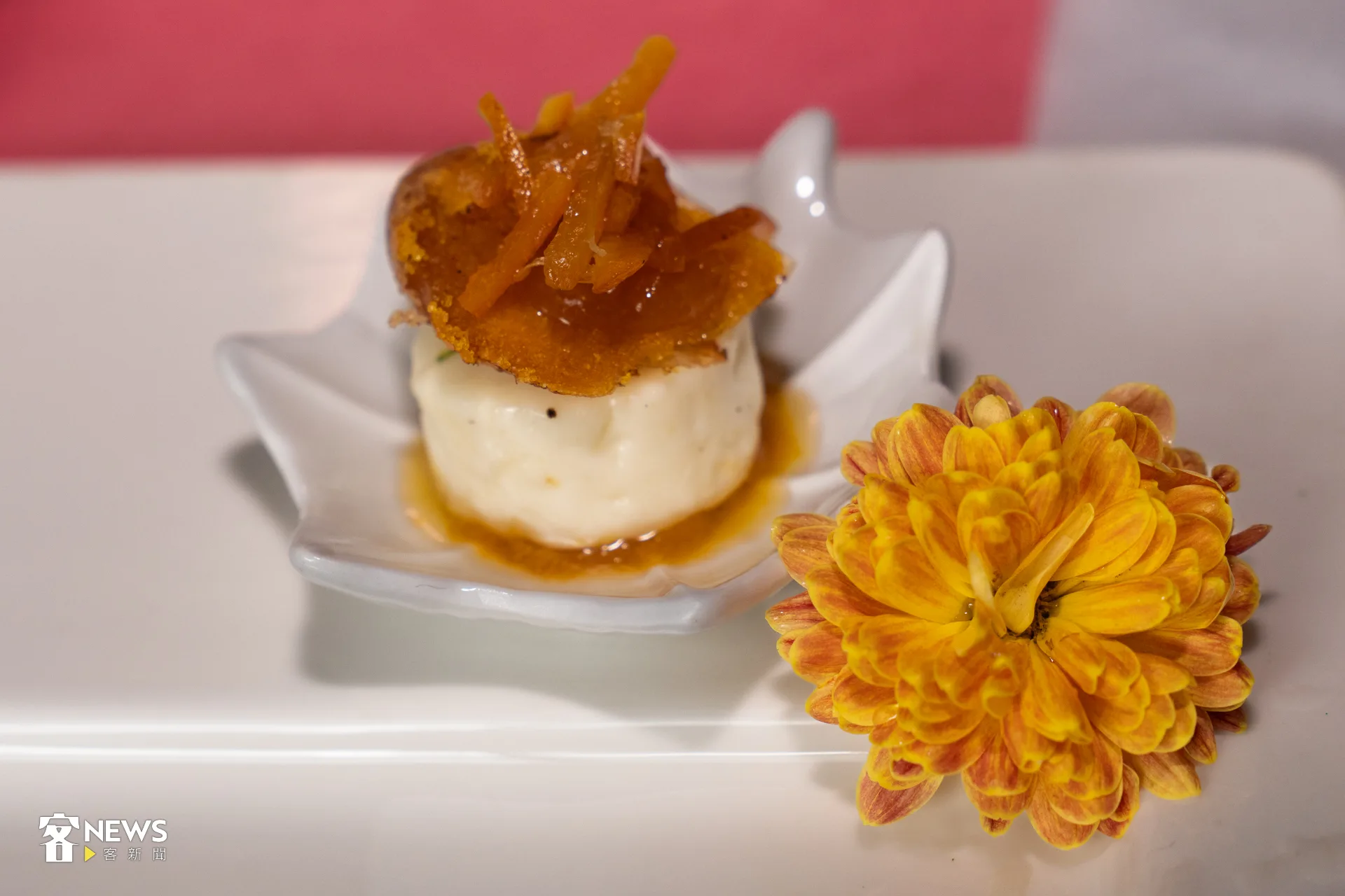 甜橘起司烏魚子,佐以自製甜橘醬與橘皮,底層還有金桔醬,搭配軟嫩起司,中和了烏魚子的刺激味道。洪藝晅攝