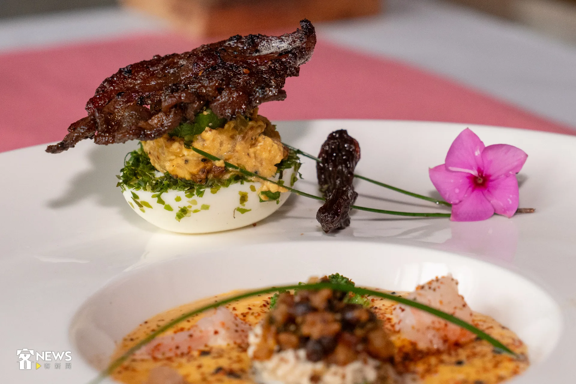 鮮豬肉仙桃蛋盅,結合了老闆自製的鹹豬肉與當季仙桃,帶來鹹甜交融的層次感。洪藝晅攝