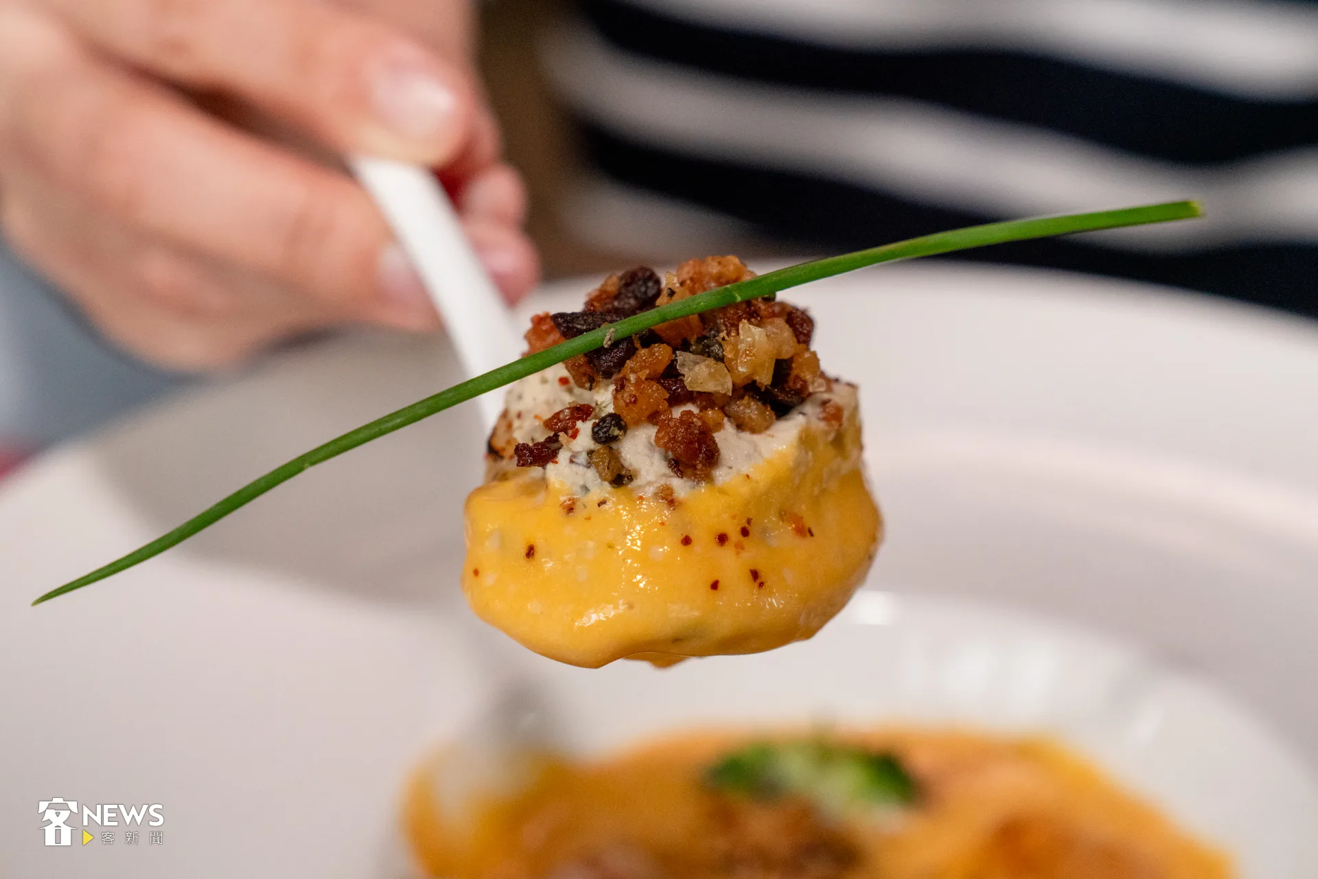 仙桃打製的冷湯搭配生食級炙燒干貝,干貝上點綴了自家製豬油肉酥,傳承客家榨豬油的古早風味。洪藝晅攝