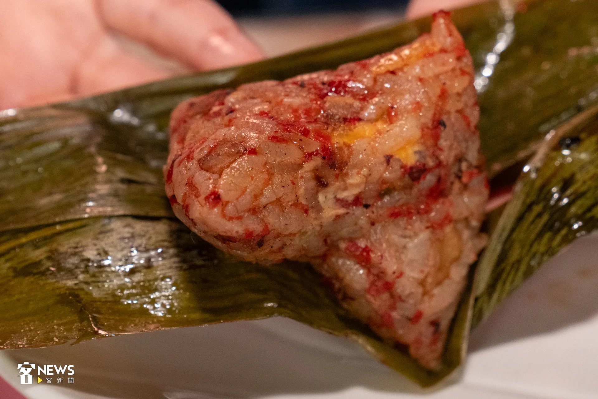 紅糟一口粽以自製紅糟為基底,搭配糯米、鹹蛋黃、干貝、扣肉、培根與香腸。洪藝晅攝