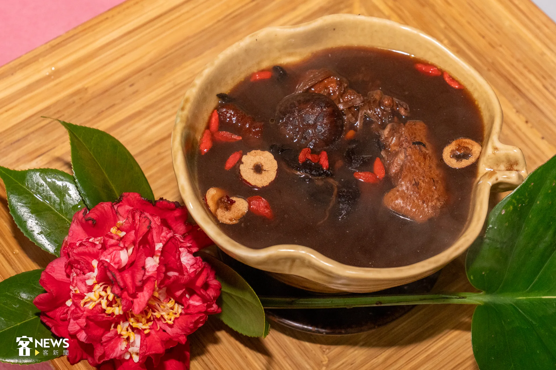 老菜脯菇菇雞湯以超過30年的「黑金」老菜脯熬煮,湯頭溫潤暖胃。洪藝晅攝