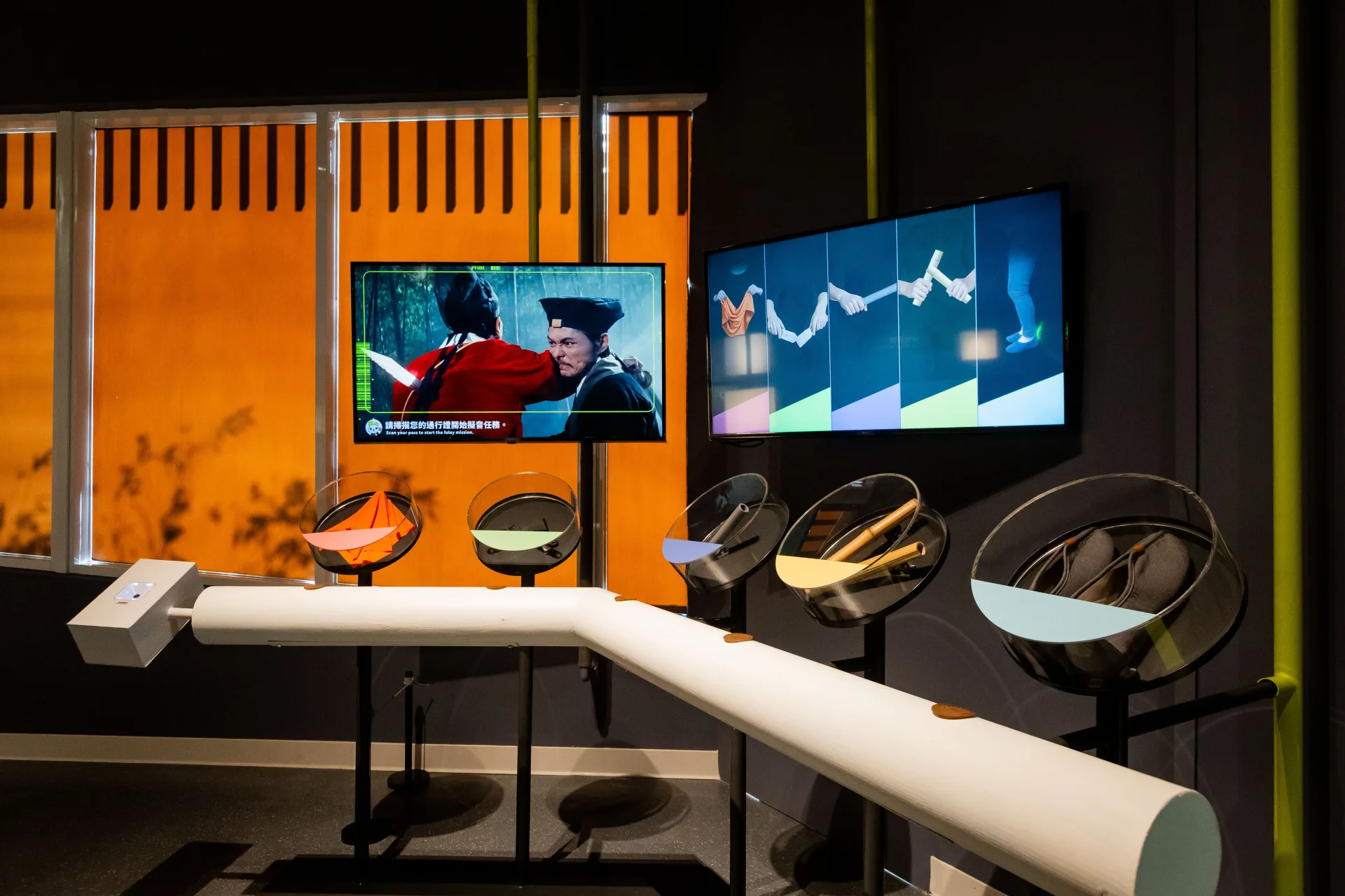 「聲景冒險」互動展區以經典電影《俠女》的武打鏡頭邀請大家擬音創作。國家影視聽中心提供