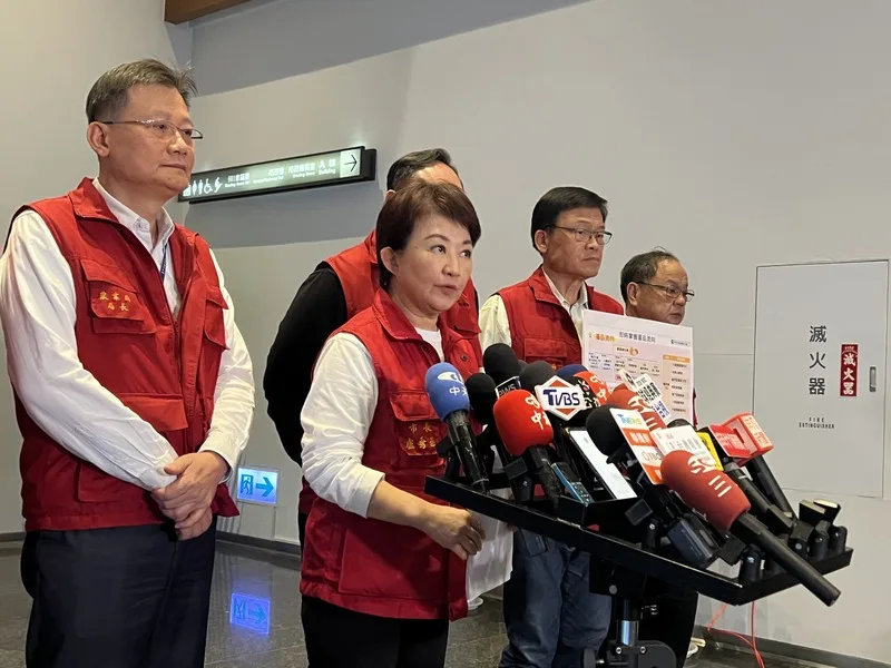 台中市豐原區一處蛋雞場確診禽流感,台中市長盧秀燕(左2)29日在記者會中表示,由於業者未主動通報疫情,且未合法處理病死雞屍體,將採最重罰。中央社