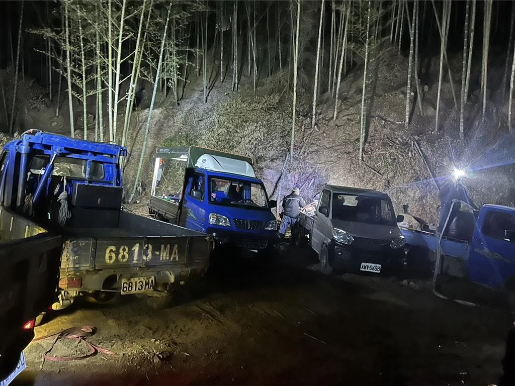 村民們出動農藥車載水幫忙滅火。陳兵通提供