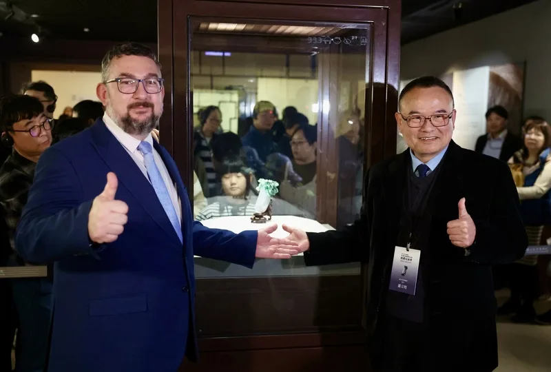 故宮博物院29日舉辦「翠玉白菜歸國媒體見面會」,院長蕭宗煌(前右)與捷克國家博物館總館長盧卡其(Michal Lukeš)(前左)出席,共同宣布國寶文物「翠玉白菜」重返北院崗位。中央社