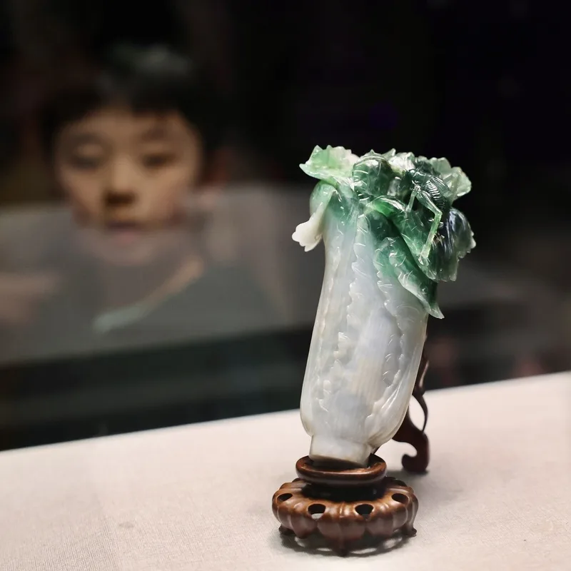 遠赴捷克展出的故宮人氣國寶「翠玉白菜」結束展期順利歸返台灣,故宮29日舉辦「翠玉白菜歸國見面會」,正式宣布翠玉白菜「回家了」,也吸引遊客爭睹。中央社