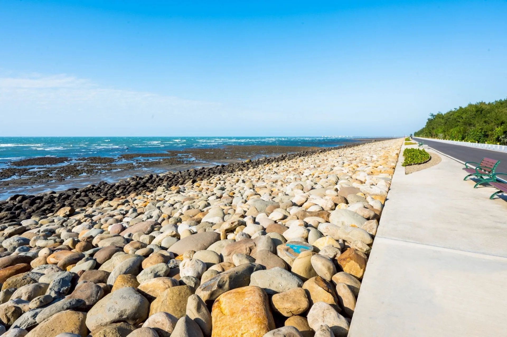 園市政府投入約1.2億進行「後湖溪生態園區」整治，約1.4億元改善永安漁港北岸「後湖拋石護岸工程」，結合生態與休憩功能，盼打造「珍珠海岸開發計畫」南端新亮點。桃園市政府提供